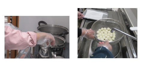 左：ステンレス製の鍋の中にだんごを投入している手元の写真、右：ゆでただんごをザルにあげ、冷水で冷やしている様子の写真