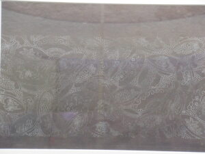 薄い灰色の布地一面に白い細線で描かれたペイズリー調の曲線文様が重なり合う繊細な生地の写真