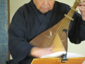 薩摩琵琶の演奏をしている山田寛水氏の手元のクローズアップ写真