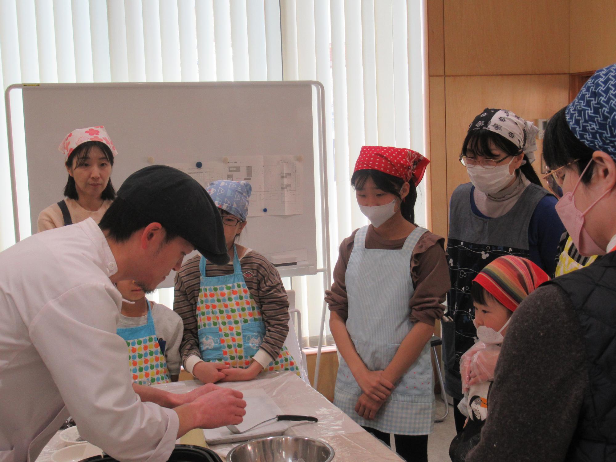 2026さくらもちづくりを見学するようす