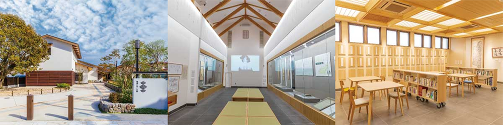 風流のはじめ館の3枚のパノラマ写真。左は「風流のはじめ館」の看板がある和モダンな外観と庭。中央は高い天井に梁が渡る展示室で、畳のベンチと壁面の展示ケース。右は木材を多用した明るい図書室で、木製の机、椅子、可動式の本棚が並ぶ。