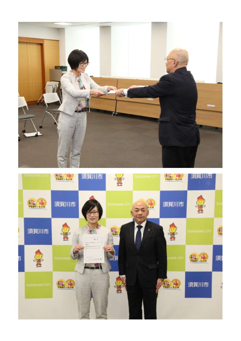 委嘱状を交付する様子、大寺市長と委嘱を受けた藤原准教授