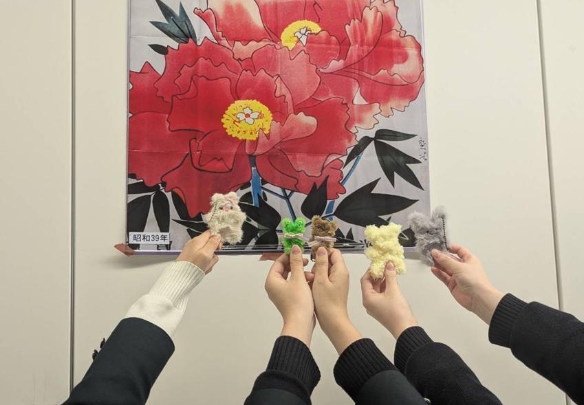 モールで作成した人形と牡丹園ポスター