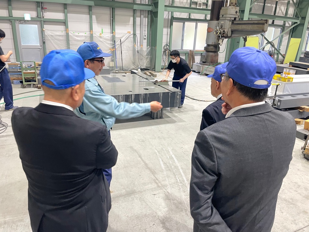 若い従業員によるラップ作業と呼ばれる高度技術の研磨を行っている