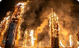 夜闇に燃え盛る巨大な松明が立ち並ぶ、福島県須賀川市の伝統行事「松明あかし」の光景