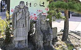 結の辻に立つ芭蕉と曽良の像