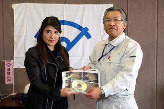 写真：長渕悦子さんと橋本市長